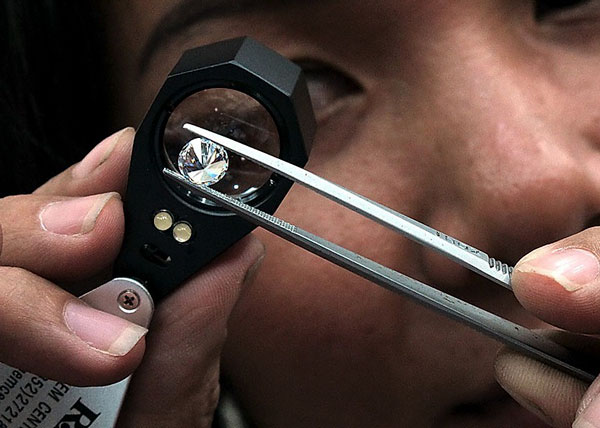 Cần xem kỹ giấy chứng nhận kim cương thiên nhiên để đảm bảo rằng bạn mua hàng thật